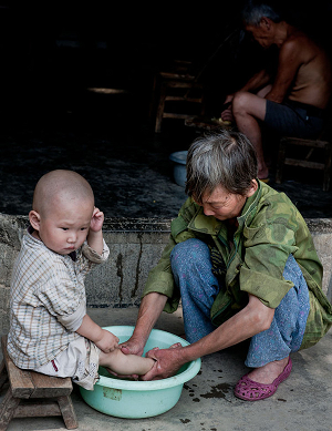 野路子搞钱揭秘留守老人小视频-哈云网络